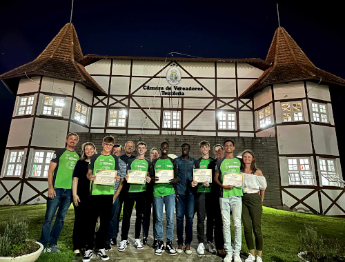 Federao de Atletismo do RS homenageia atletas e Colgio Teutnia